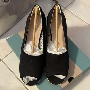 Brand new in box Tom’s canvas black wedge size 8